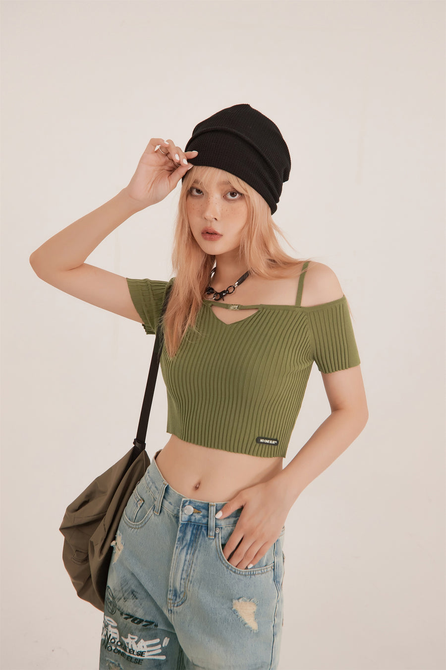 CHUU Off-Shoulder Ribbed Crop Top