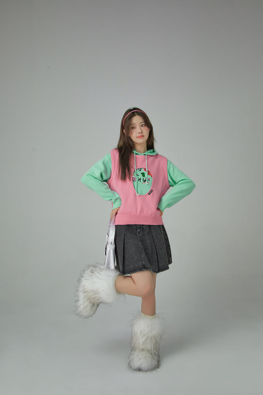 CHUU Medallion Cutout Sleeveless Sweatshirt