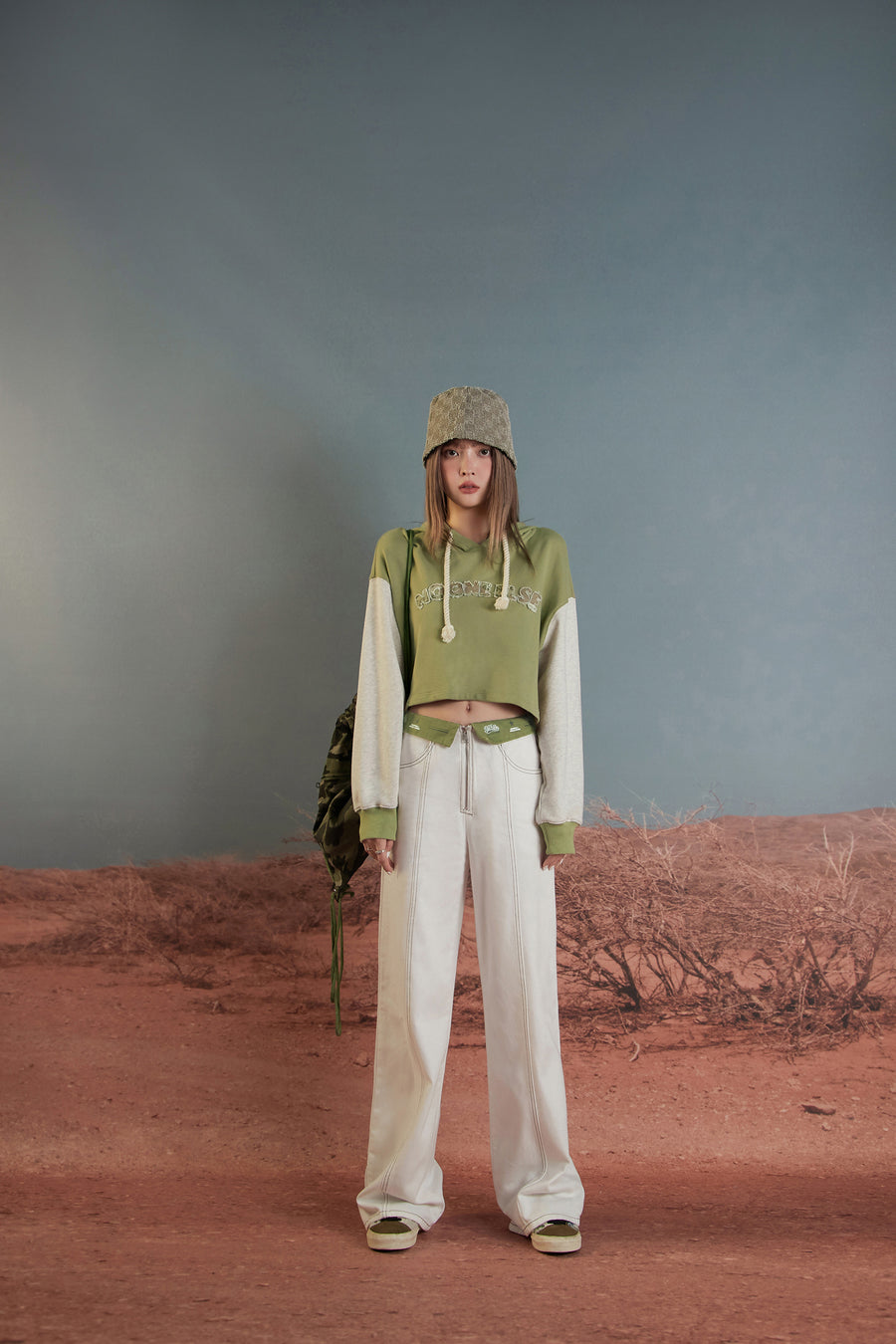 CHUU Two-Toned Cropped Hoodie