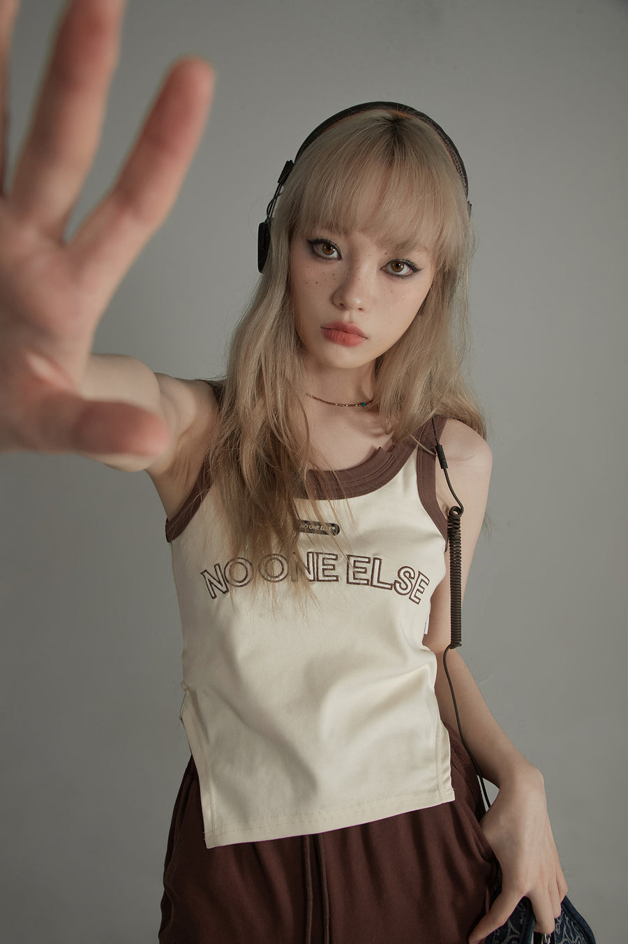 CHUU Unbalanced Big U Neck Top