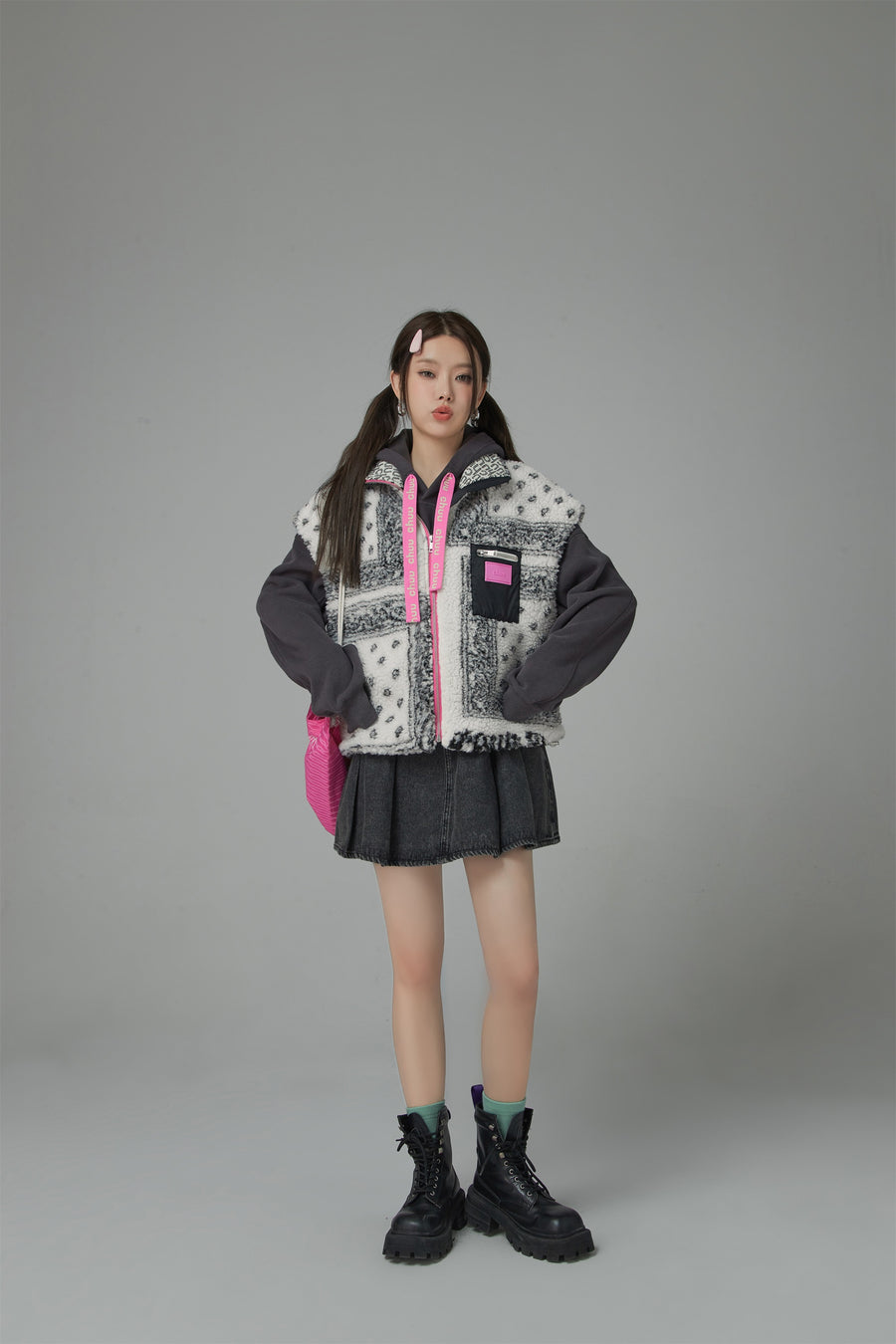 CHUU Paisley Fleece Zip-Up Vest Jacket