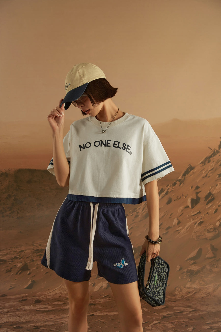 CHUU Color Matching Line Cropped T-Shirt