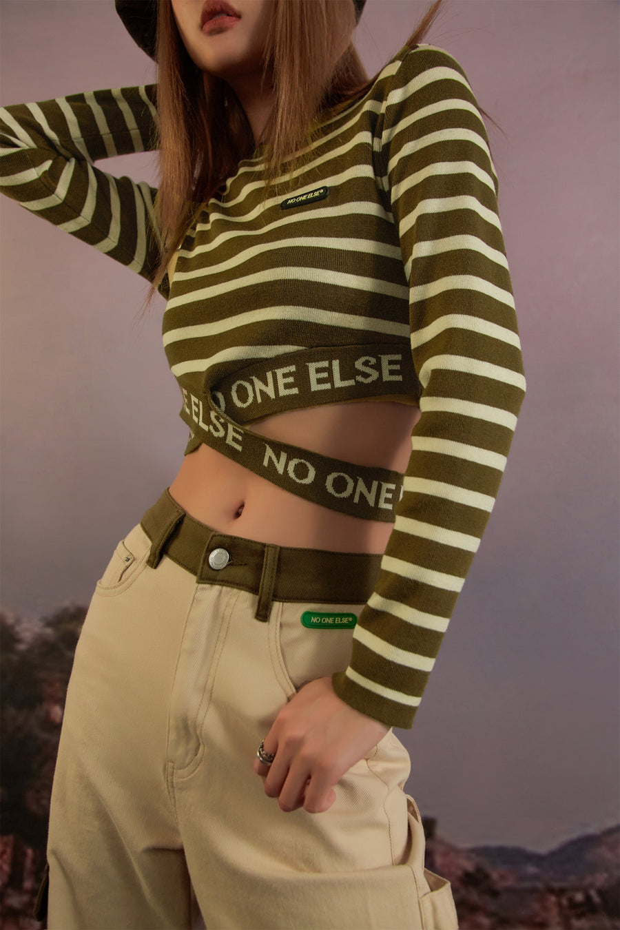 CHUU Noe Striped Criss Cross Crop T-Shirt