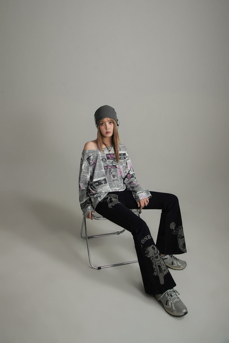 CHUU Printed Newspaper Off-The-Shoulder T-Shirt