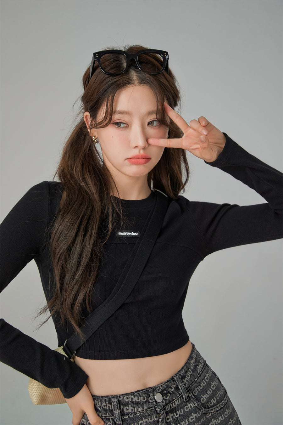 CHUU Slit Shoulder Long Sleeve Crop Top