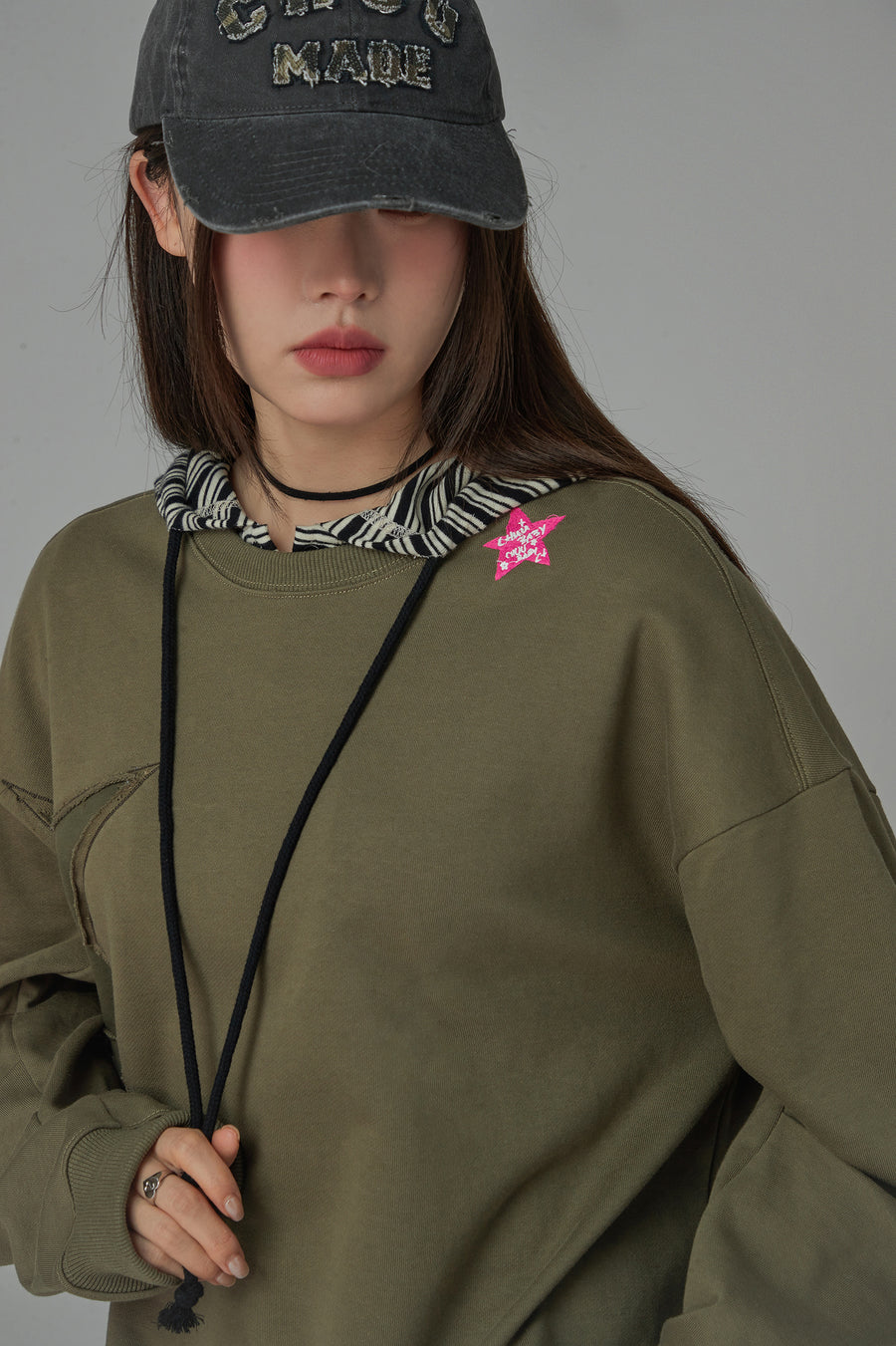 CHUU Just The Surface Star Loose Fit Sweatshirt