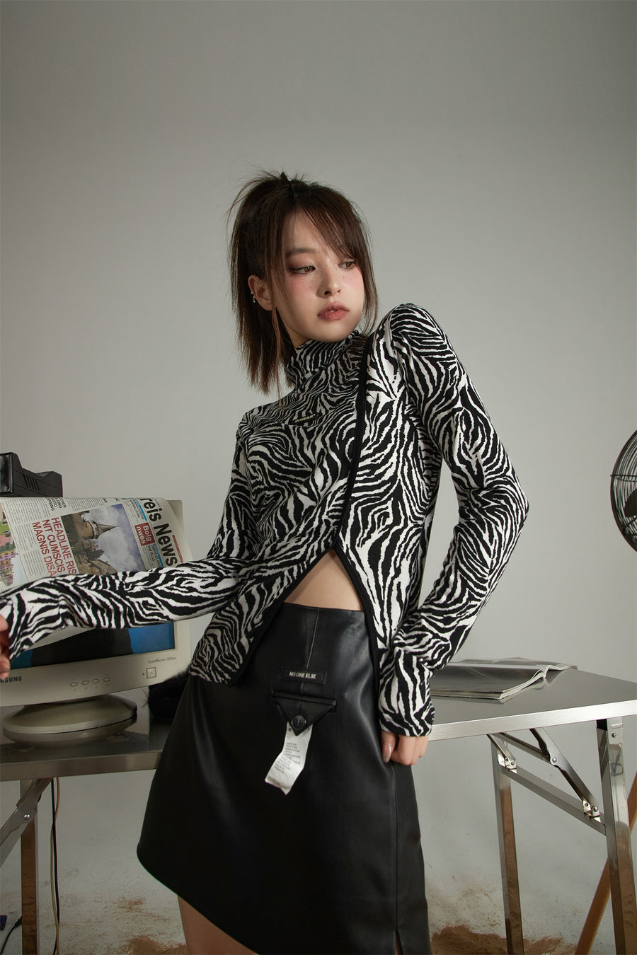 CHUU Zebra Cropped Side Slit T-Shirt