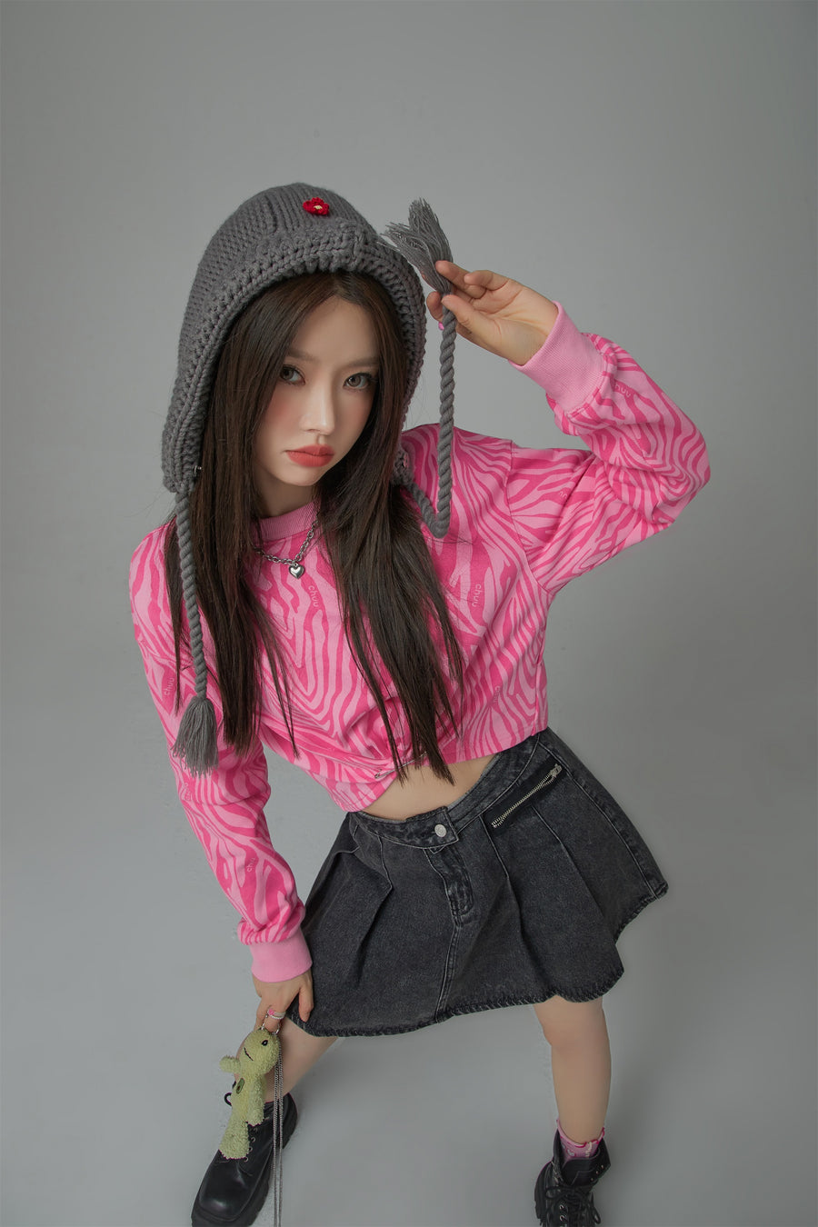 CHUU Zebra Crop Sweatshirt