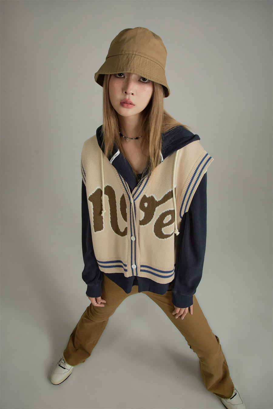 CHUU Lettering V-Neck Knit Vest