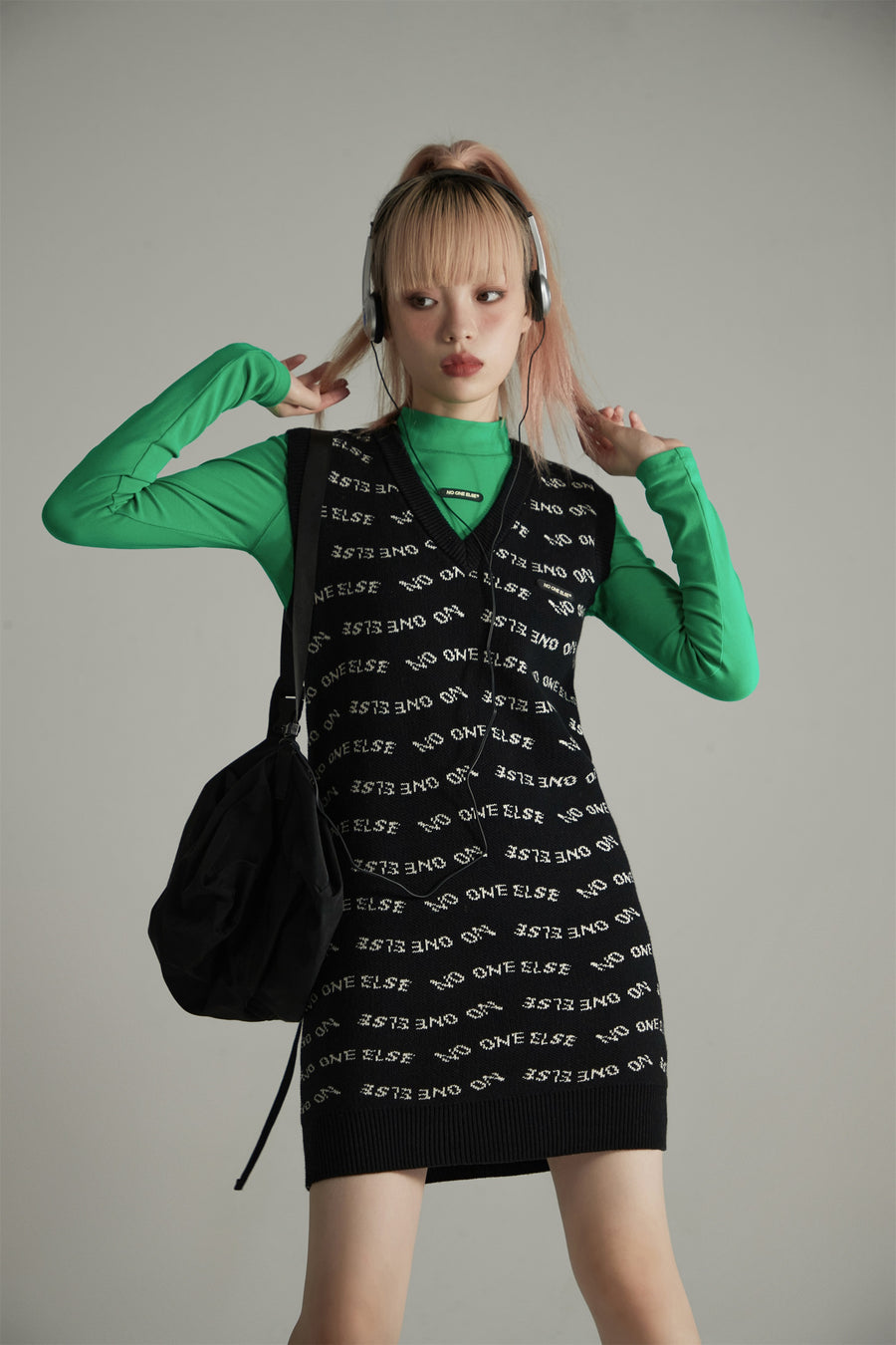 CHUU Noe Lettering V-Neck Dress