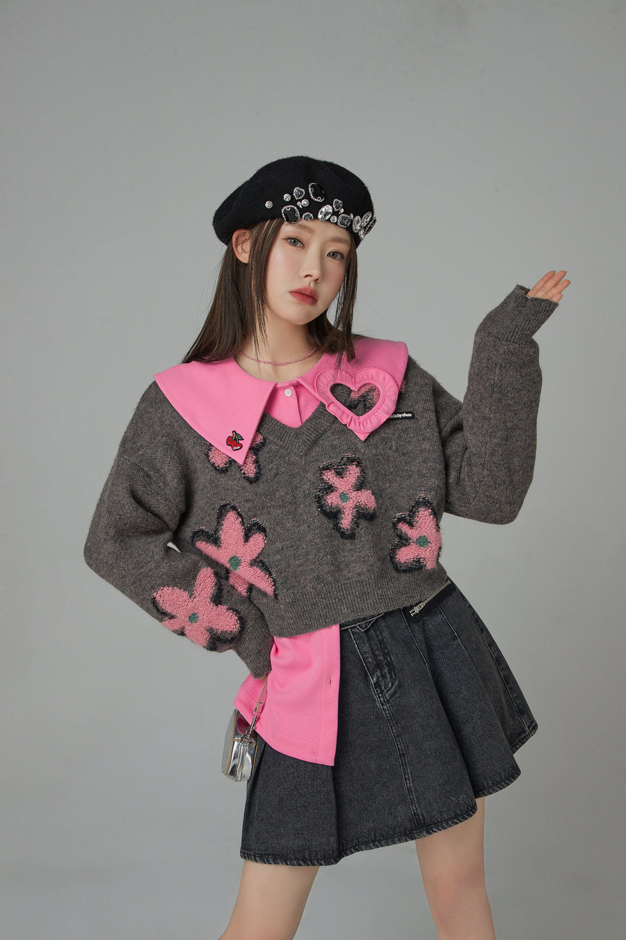 CHUU Dramatic Flowers Crop V-Neck Knit Sweater