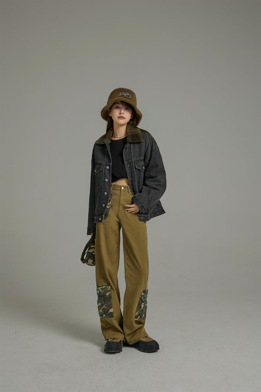 CHUU Camouflage Pocket Straight Casual Pants