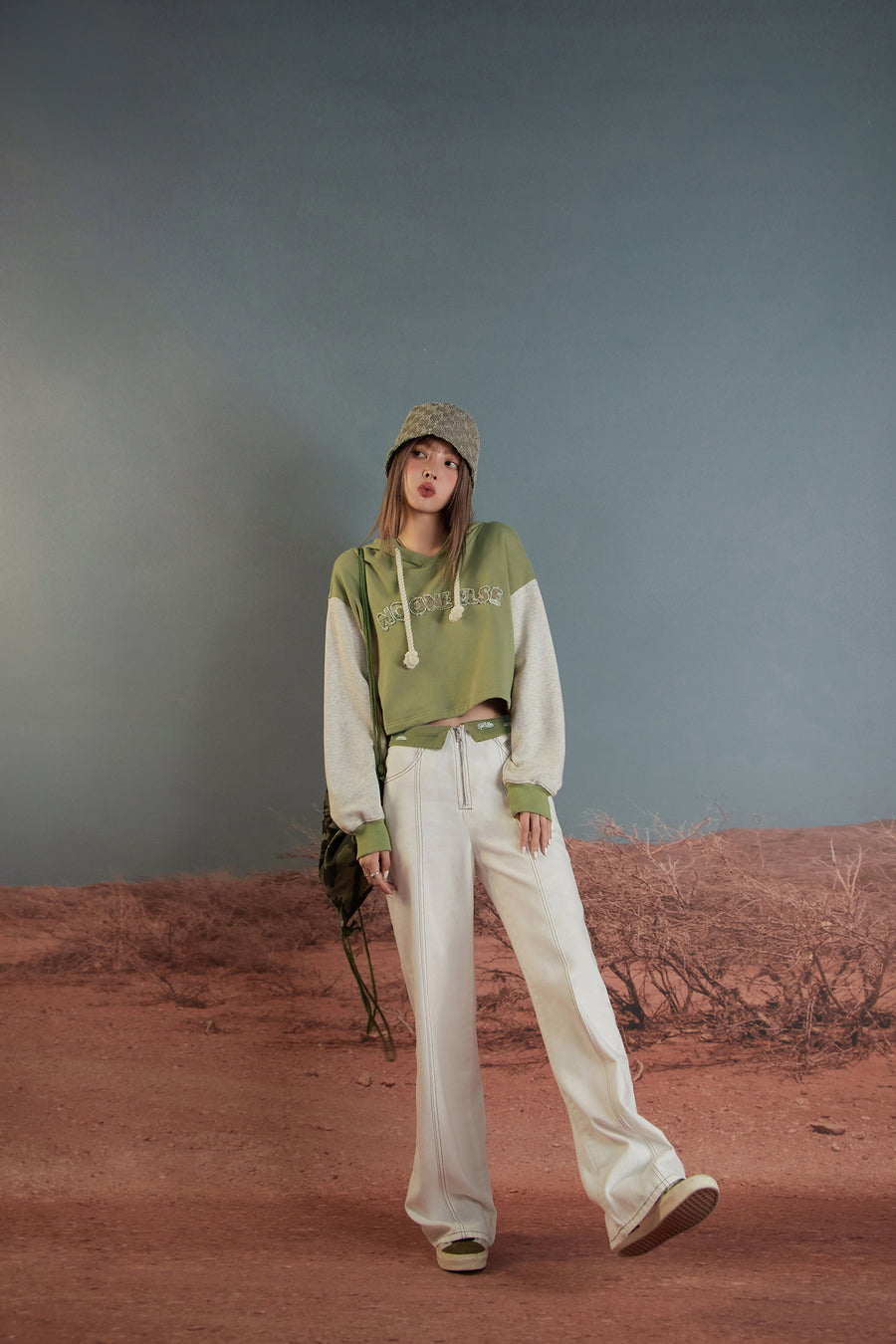 CHUU Two-Toned Cropped Hoodie