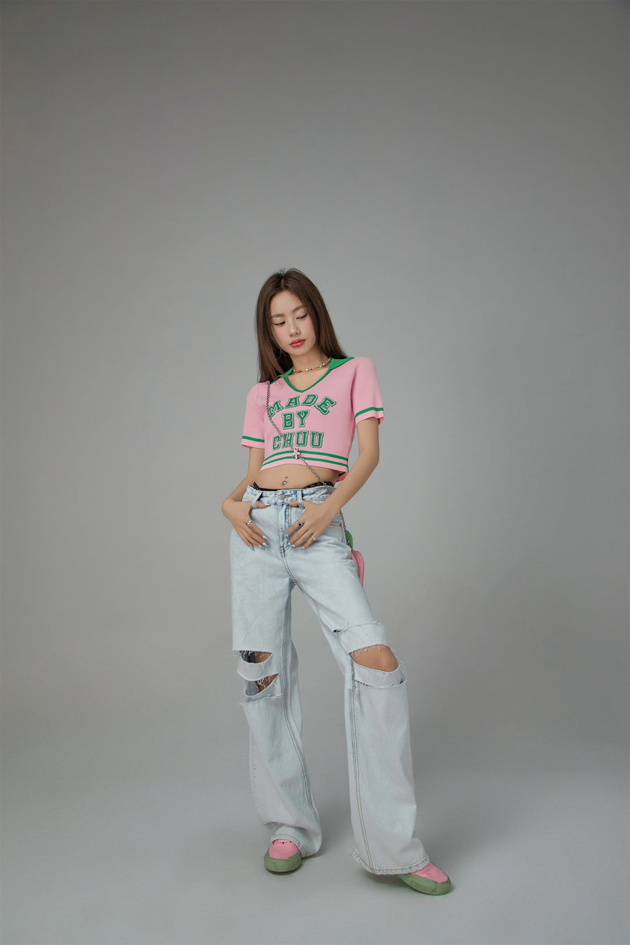 CHUU Chuu Spirit V-Neck Cropped T-shirt