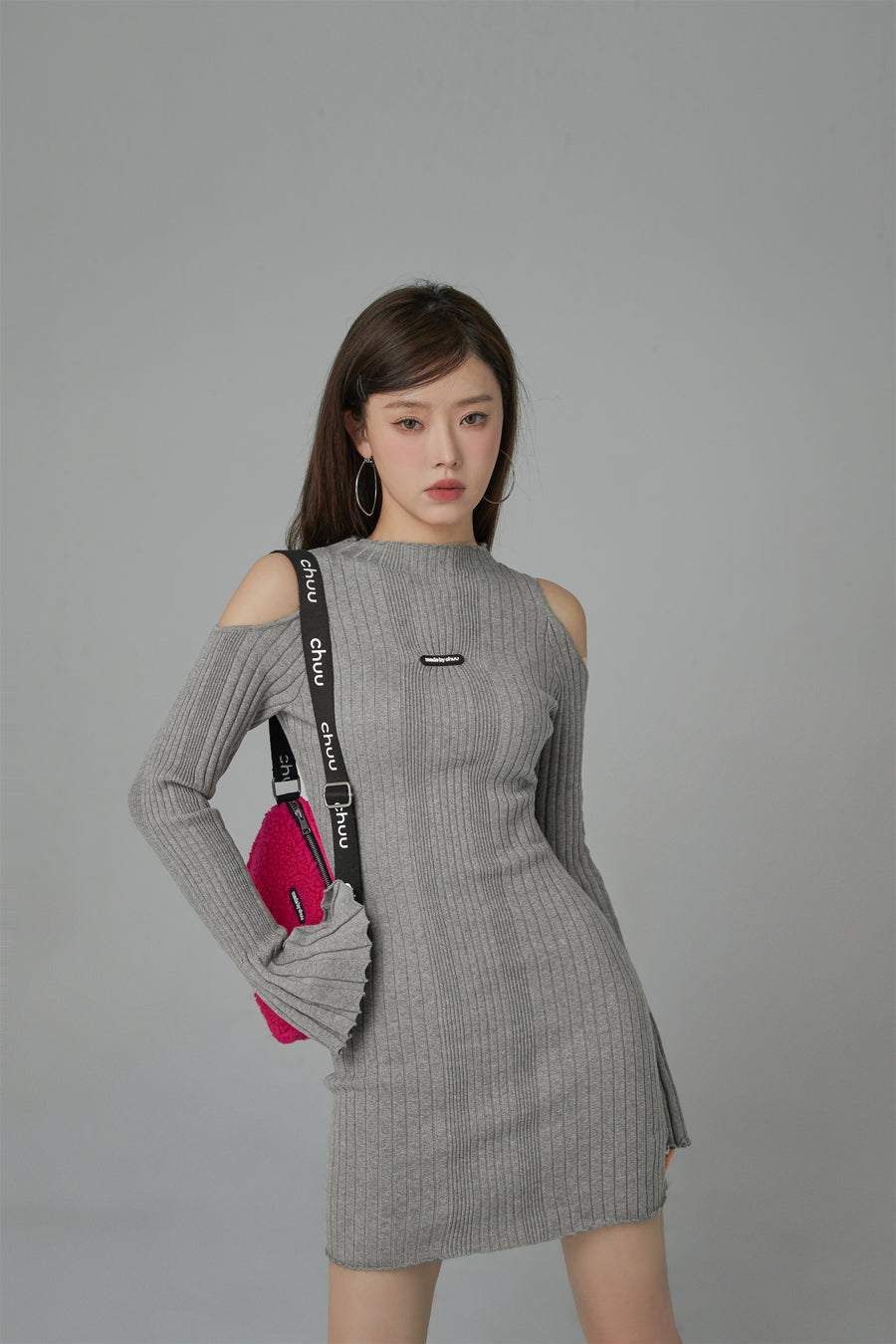 CHUU Living In My World Off Shoulder Slim Knit Dress