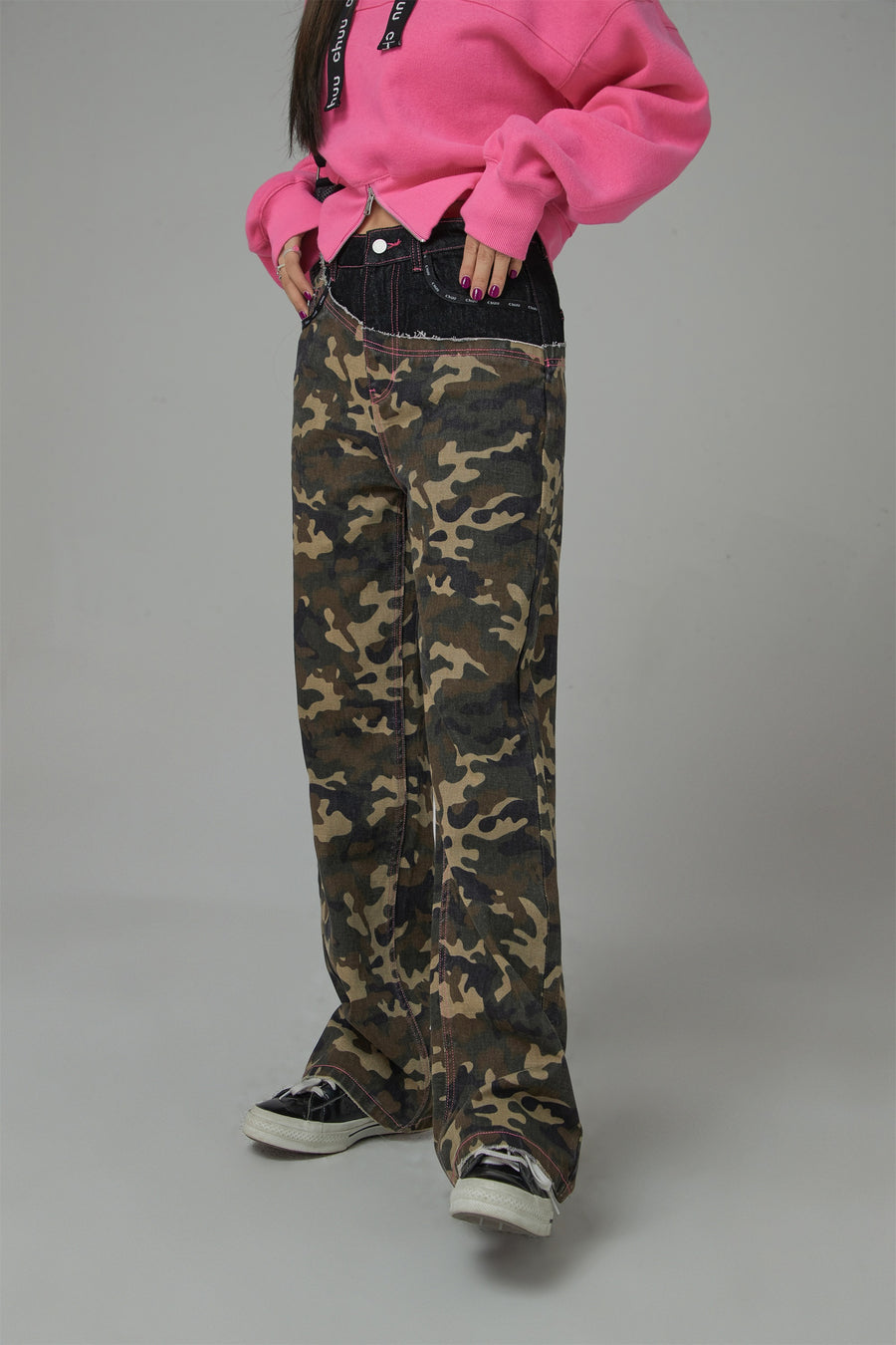 CHUU Stitched Camouflage Straight Denim Pants