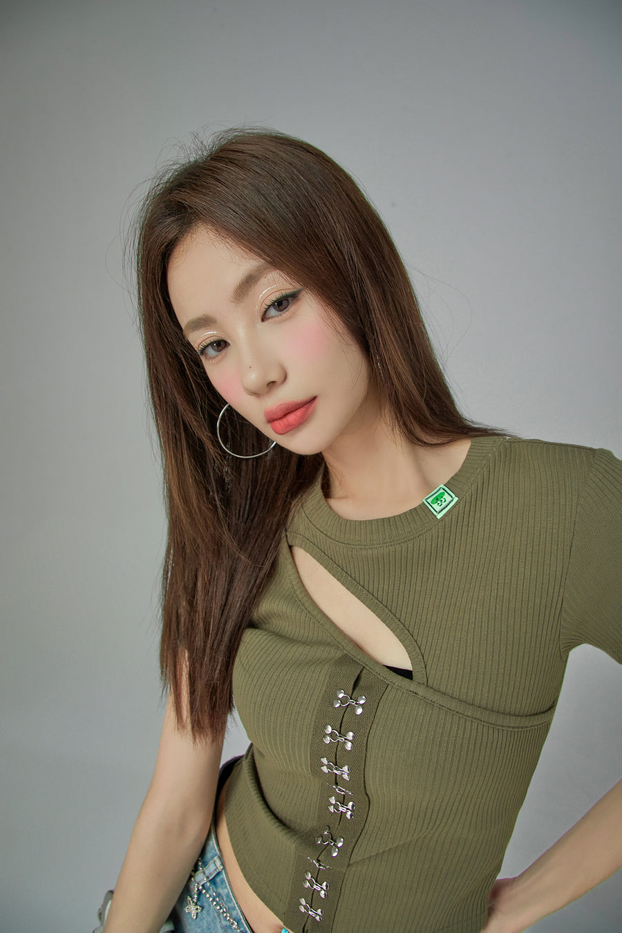 CHUU Cutout Front Hooks Short-Sleeved Top