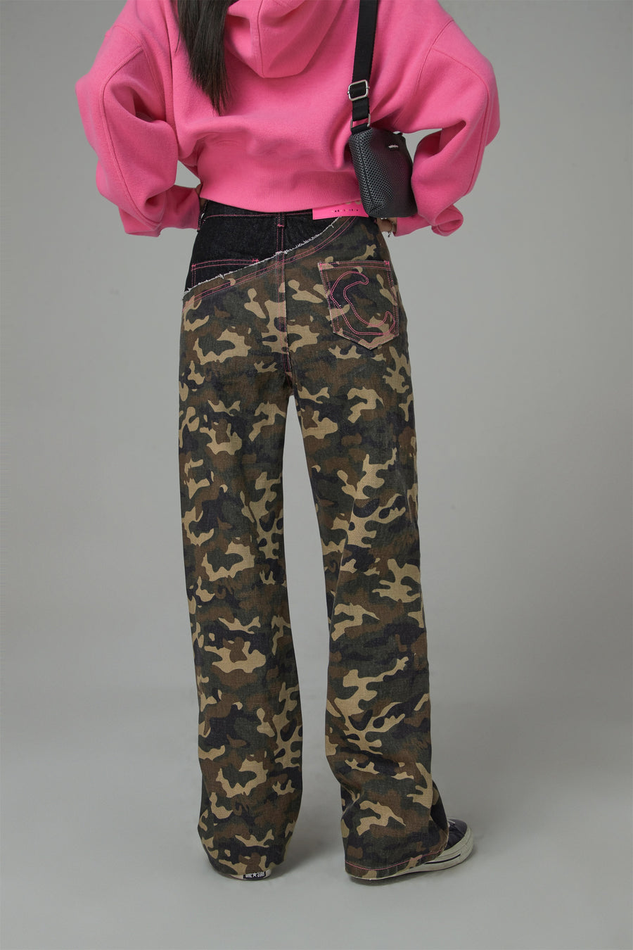 CHUU Stitched Camouflage Straight Denim Pants