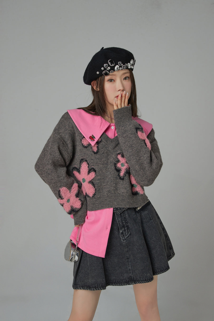 CHUU Dramatic Flowers Crop V-Neck Knit Sweater