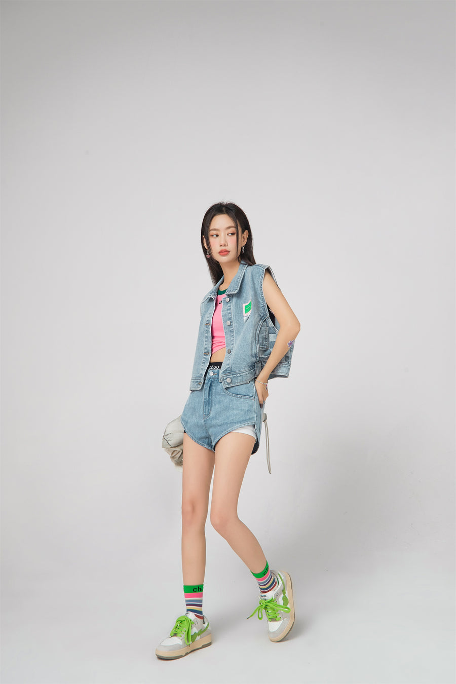 CHUU Simple High-Waisted Denim Shorts