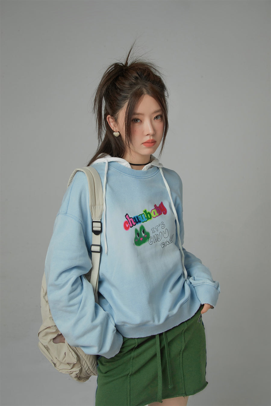 CHUU We Are In The Present Frog Logo Loose Fit Sweatshirt