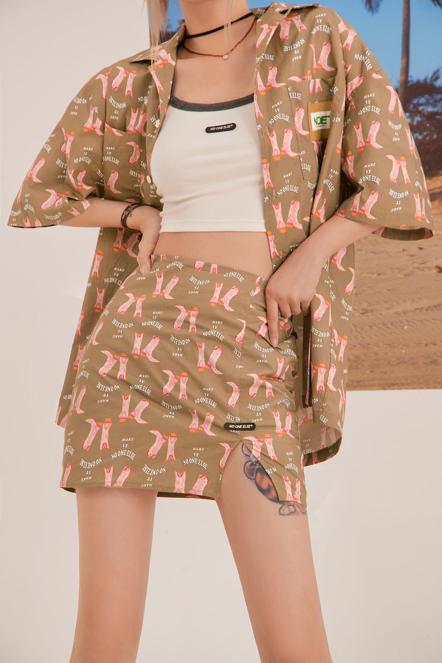 CHUU Boot Print Slit Mini Skirt