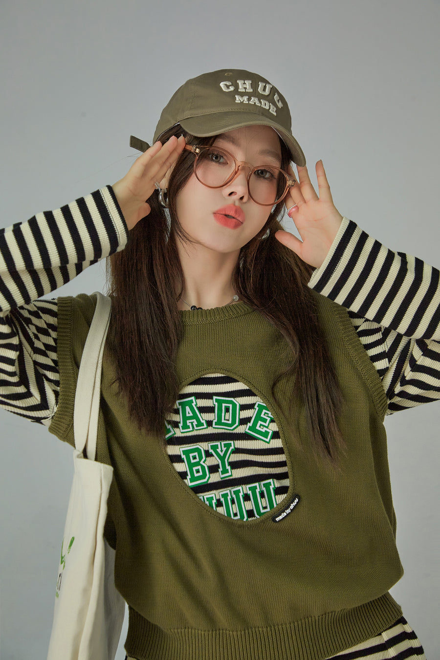 CHUU Medallion Cutout Sleeveless Sweatshirt