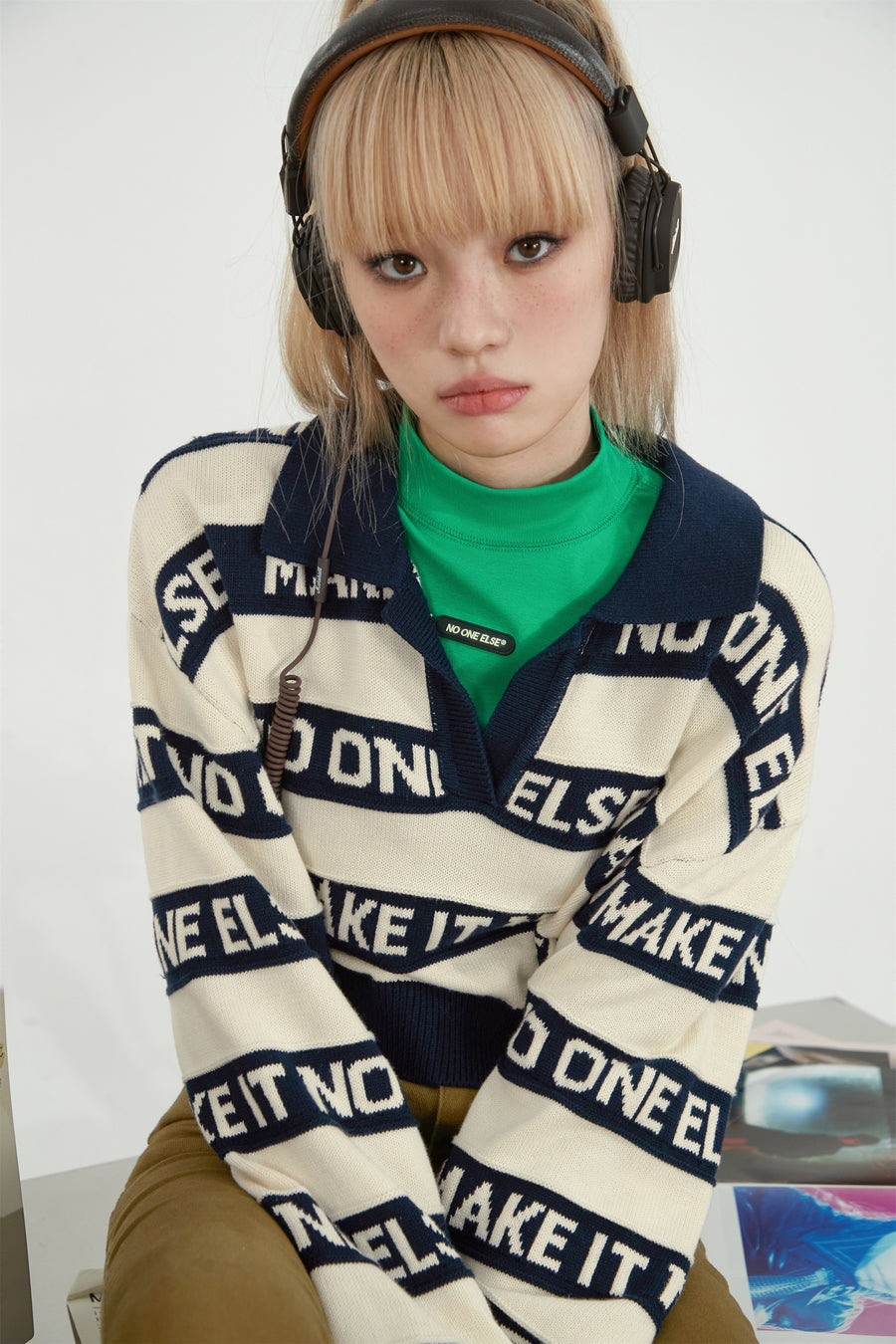 CHUU Noe Lettering Open Collar Knit Sweater