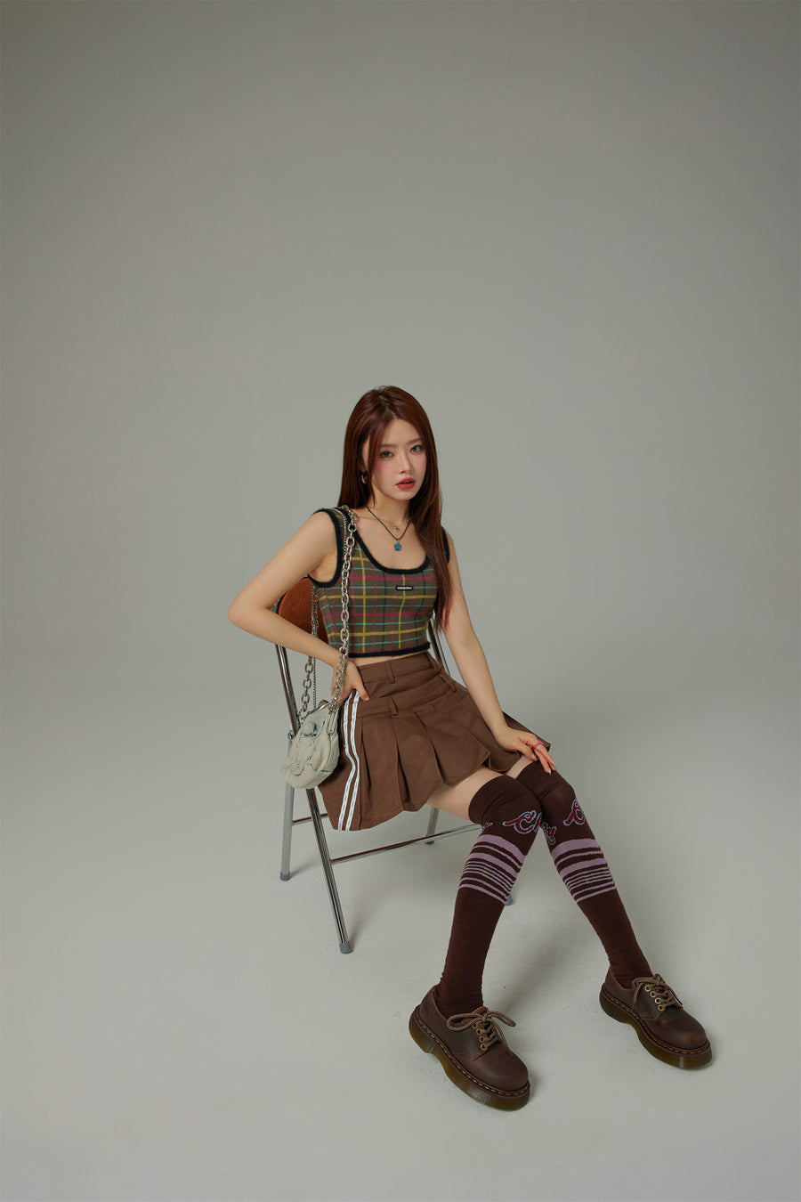 CHUU U-Neck Check Sleeveless Crop Top