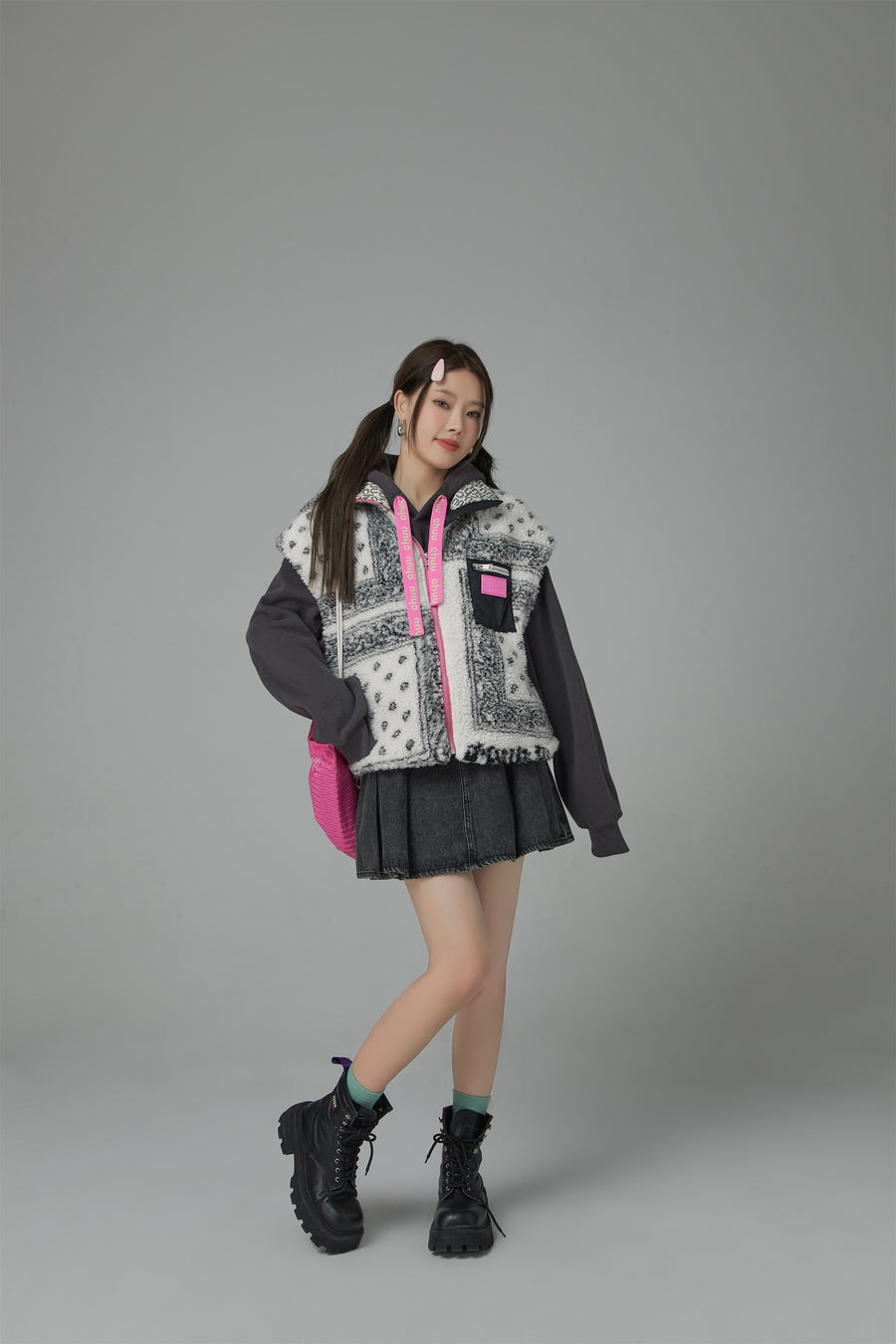 CHUU Paisley Fleece Zip-Up Vest Jacket