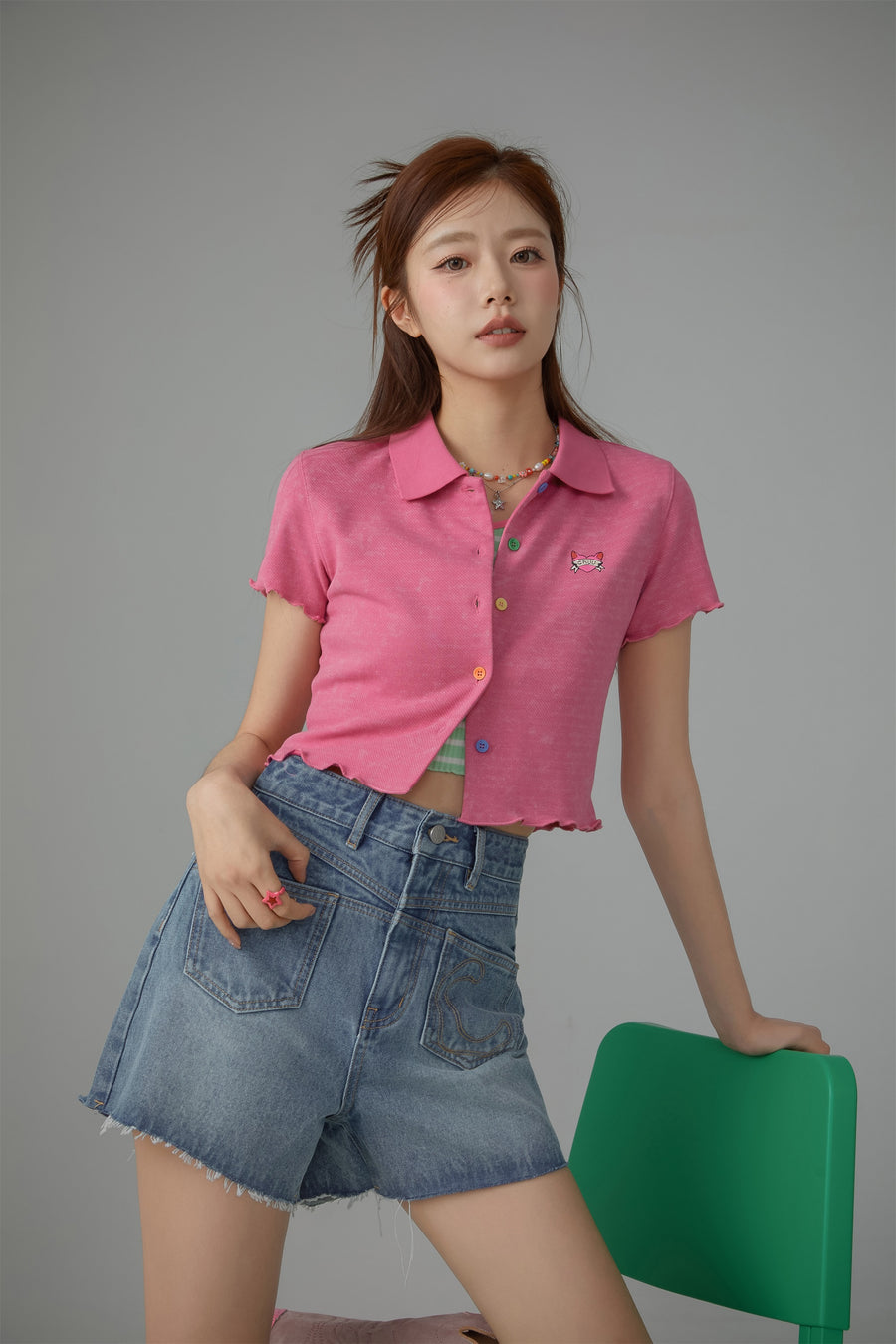 CHUU Rainbow Button Cropped Shirt