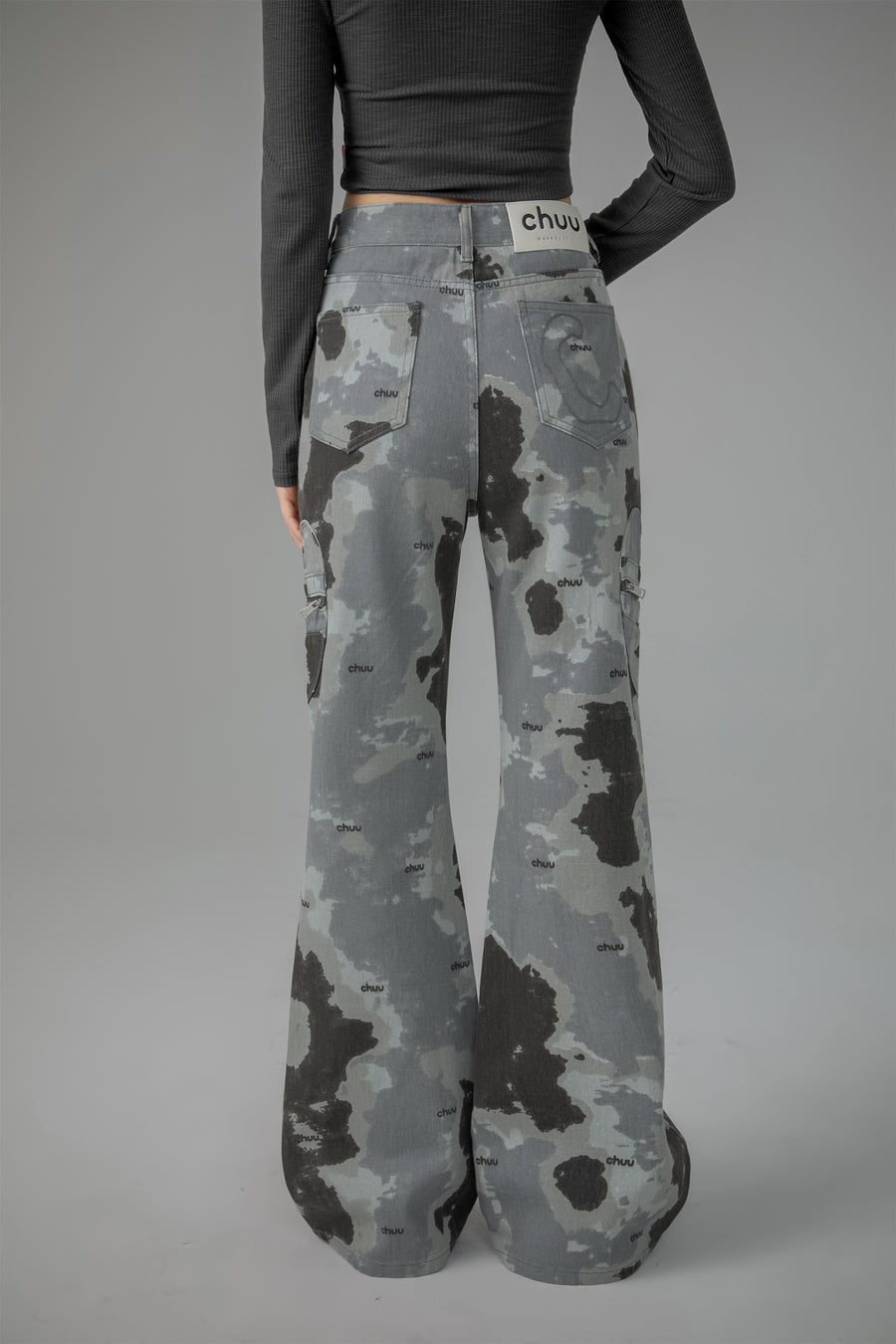 CHUU Heart Pocket Camouflage Denim Jeans