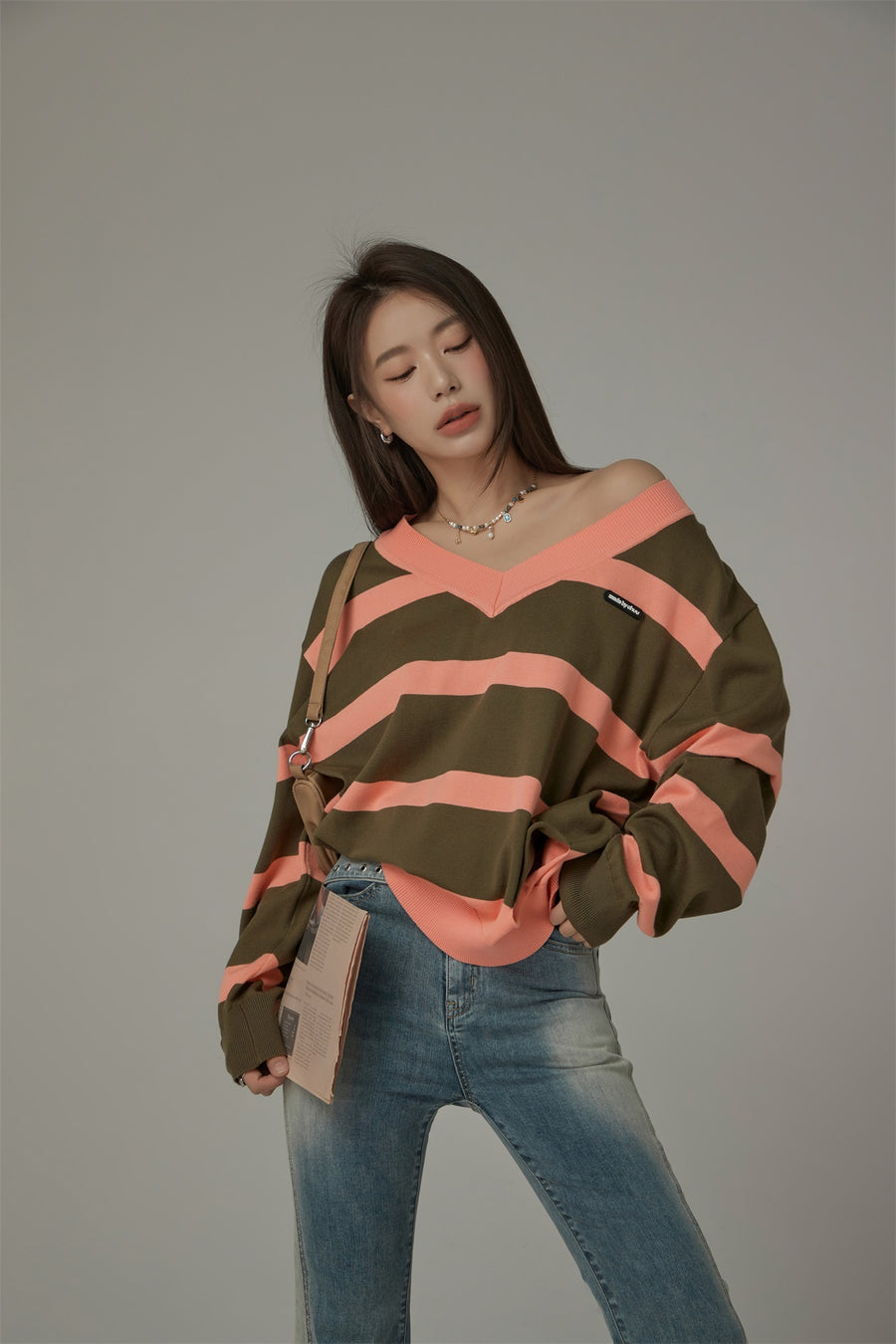 CHUU Color Matching V-Neck Striped Knit Sweater