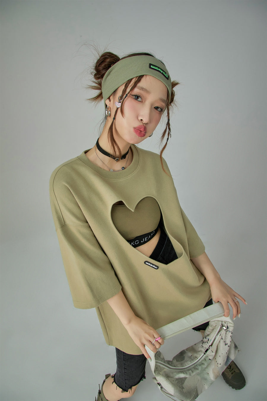 CHUU Heart Cutout Loosefit Short-Sleeves Sweatshirt