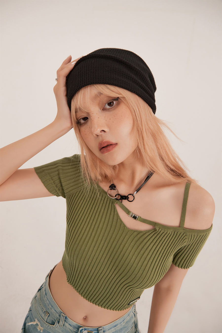 CHUU Off-Shoulder Ribbed Crop Top