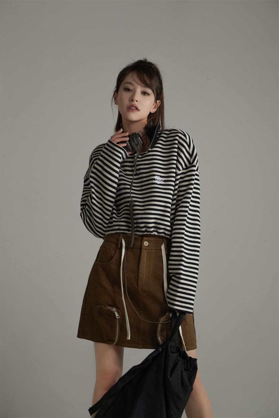 CHUU High Neck Stripe Zip-Up Crop Sweatshirt