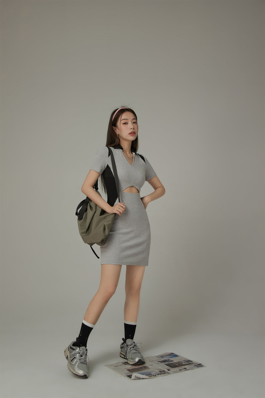 CHUU Open Collar Two Toned Cutout Short Sleeve Mini Dress