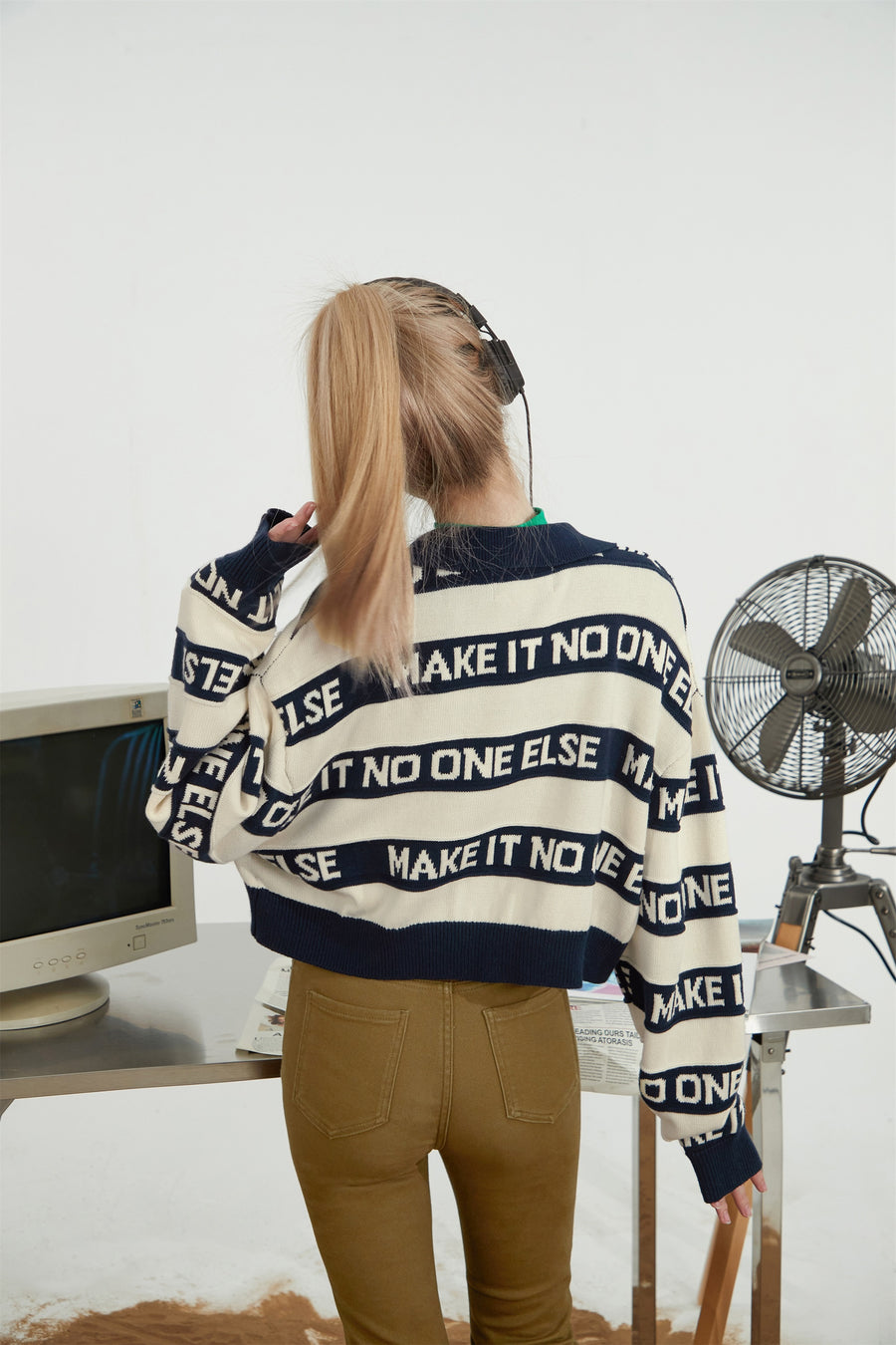 CHUU Noe Lettering Open Collar Knit Sweater