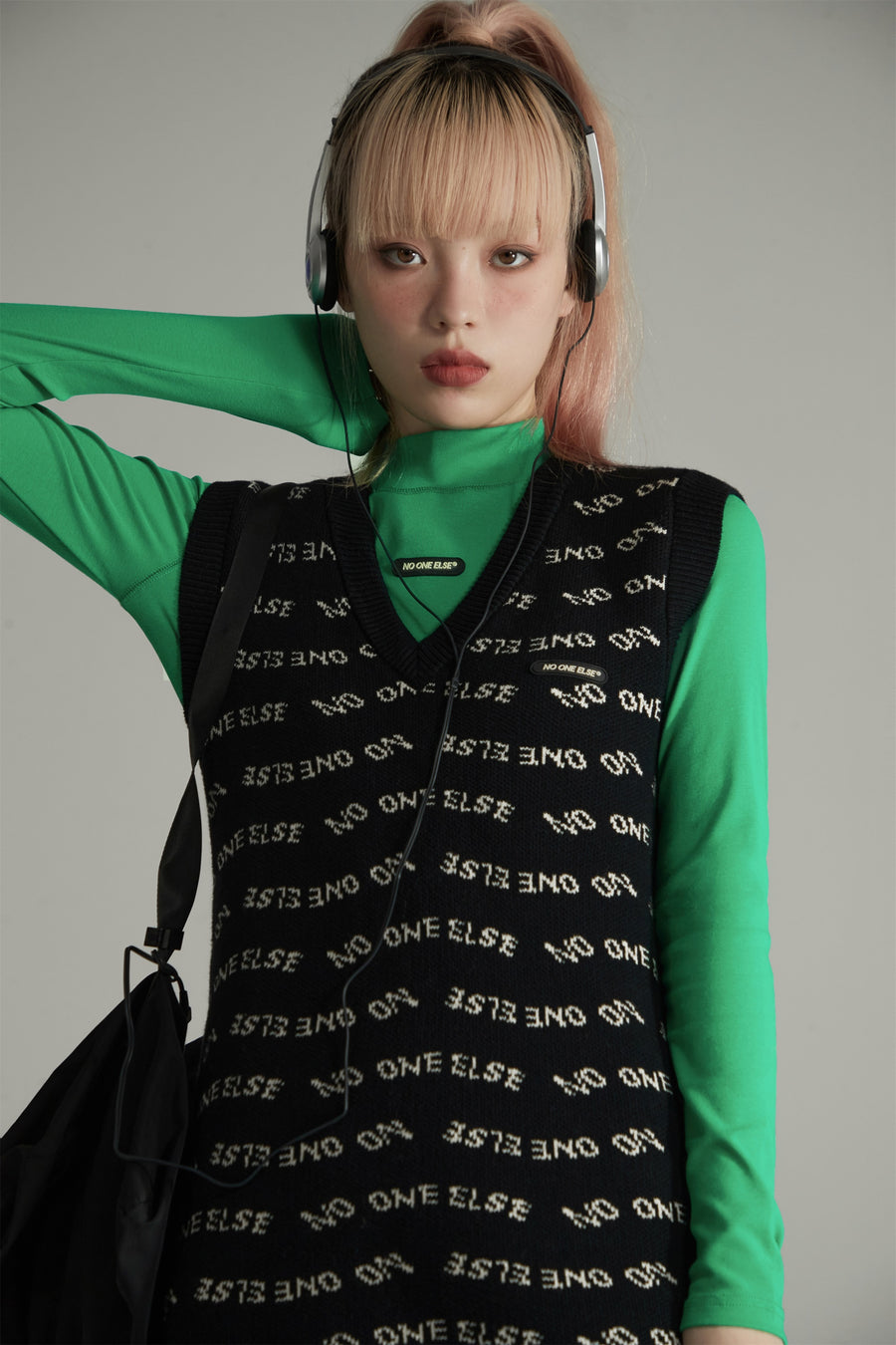 CHUU Noe Lettering V-Neck Dress