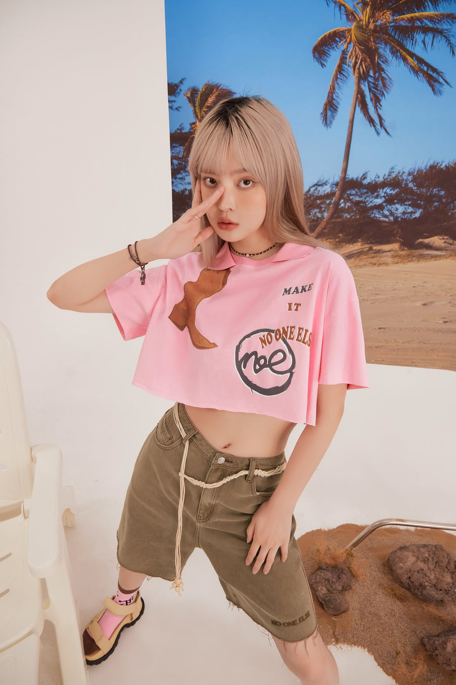 CHUU Boot Print Cut Crop T-Shirt