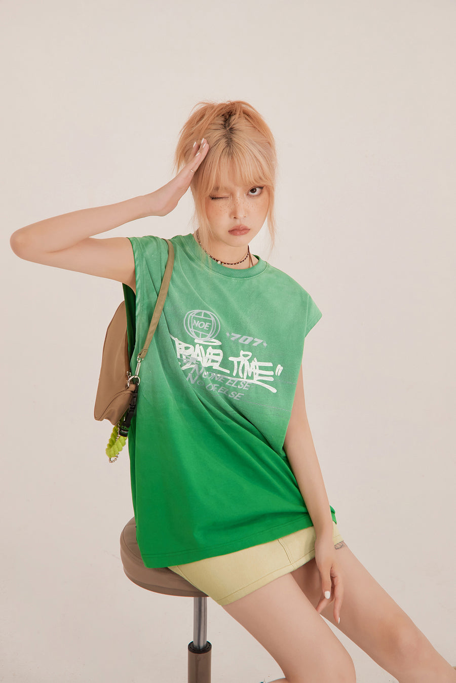 CHUU Graffiti Gradient Loosefit Sleeveless Top