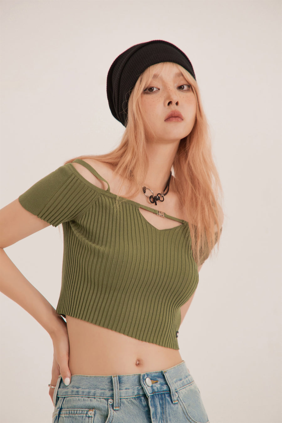 CHUU Off-Shoulder Ribbed Crop Top