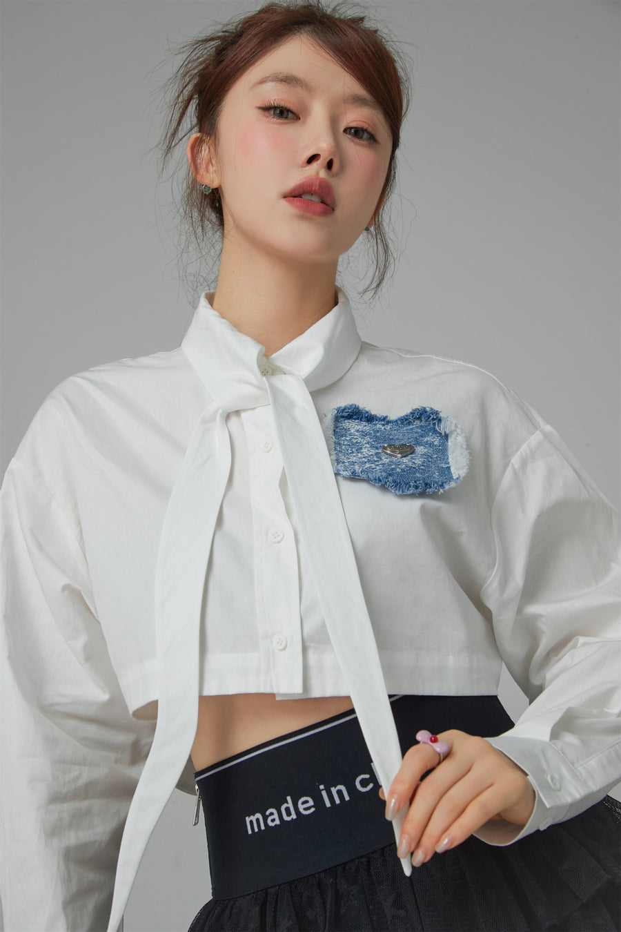 CHUU Heart Denim Pocket White Crop Shirt