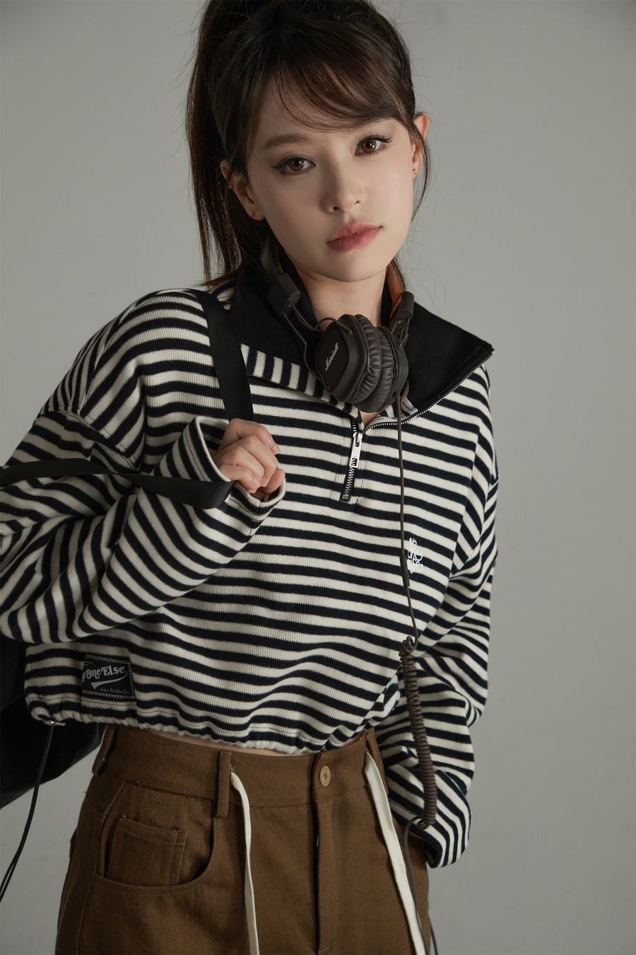 CHUU High Neck Stripe Zip-Up Crop Sweatshirt