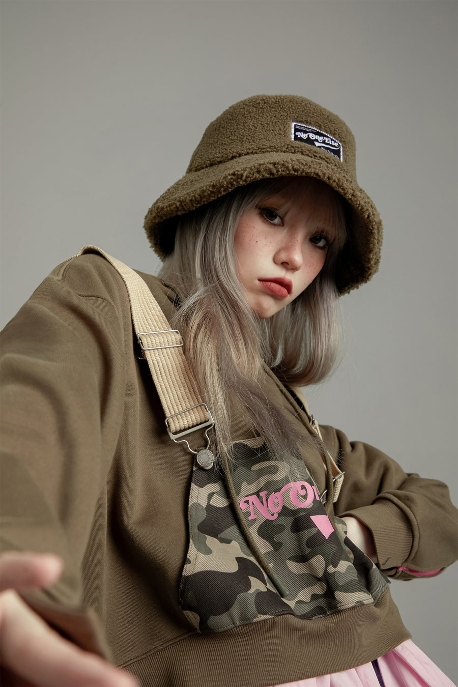 CHUU Pocket Suspenders Wide Hoodie