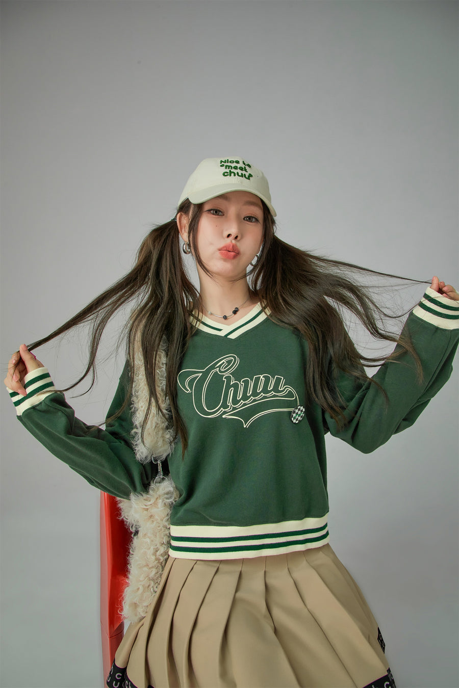 CHUU Vintage Logo V-Neck Sweatshirt