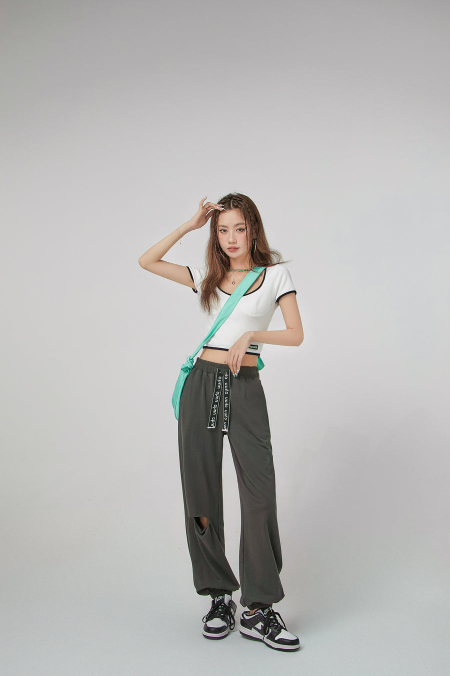 CHUU Deep U-Neck And Back Crop Top