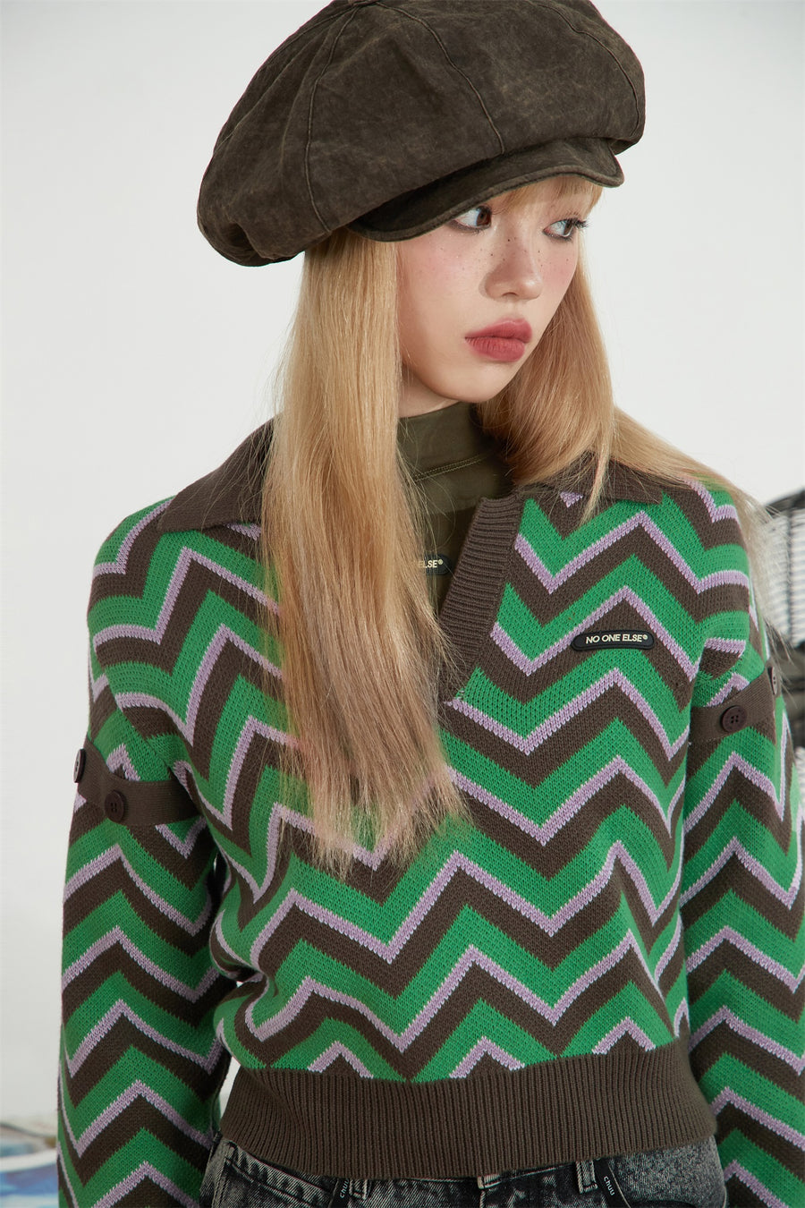 CHUU Zig Zag Colored Stripe Knit Sweater