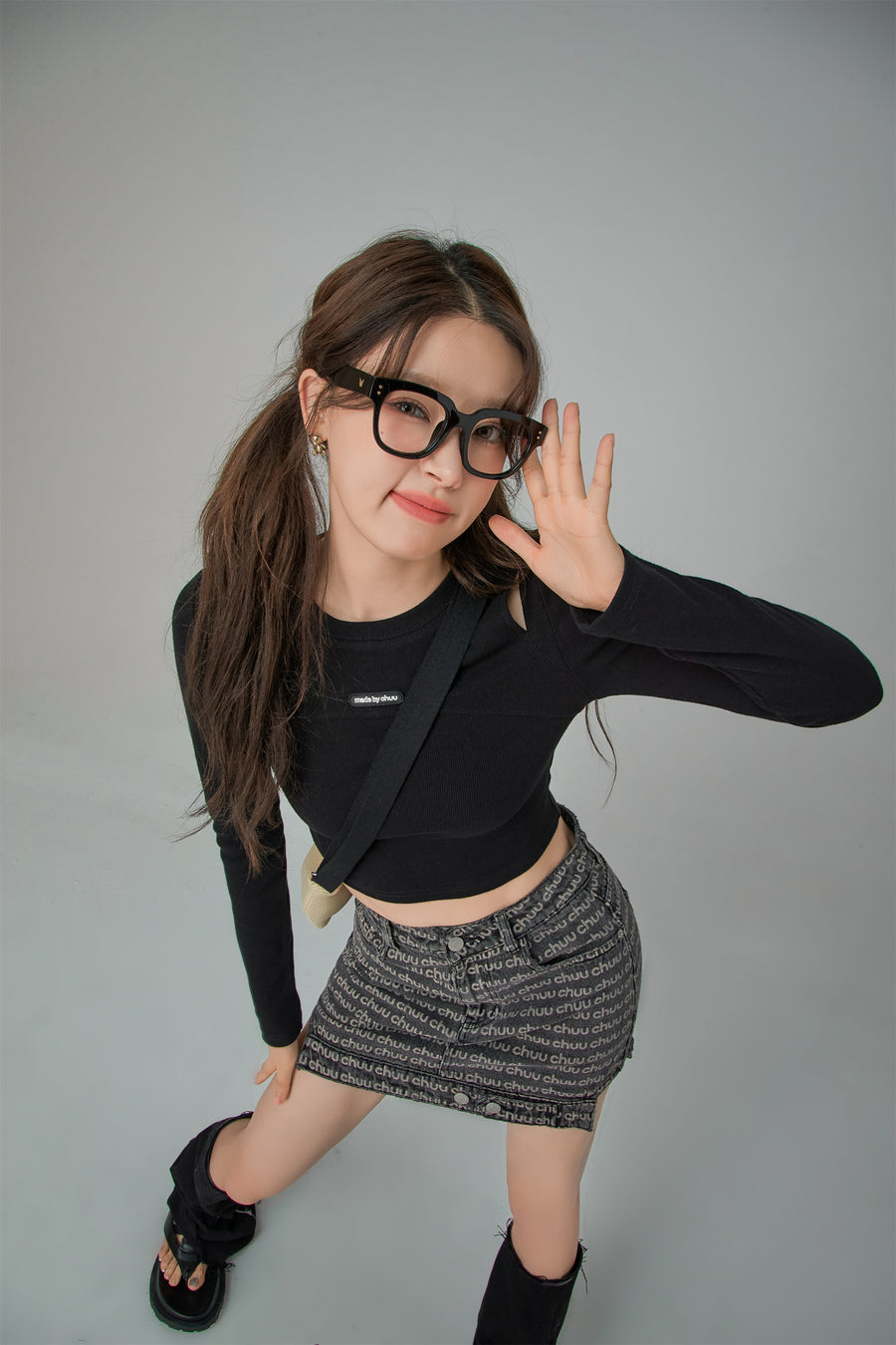 CHUU Slit Shoulder Long Sleeve Crop Top