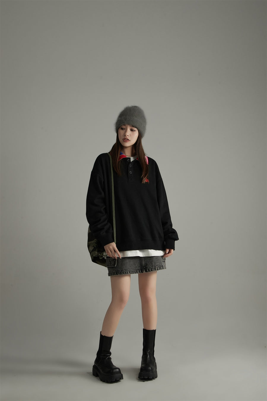 CHUU Noe Embroidery Lettering Collar Sweatshirt